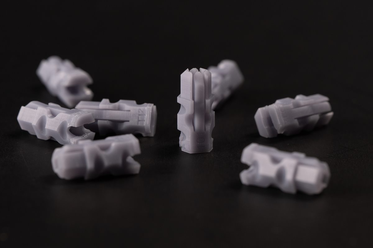 Mehrere TL² PivotPin E01 für exocad-Modelle auf schwarzem Untergrund